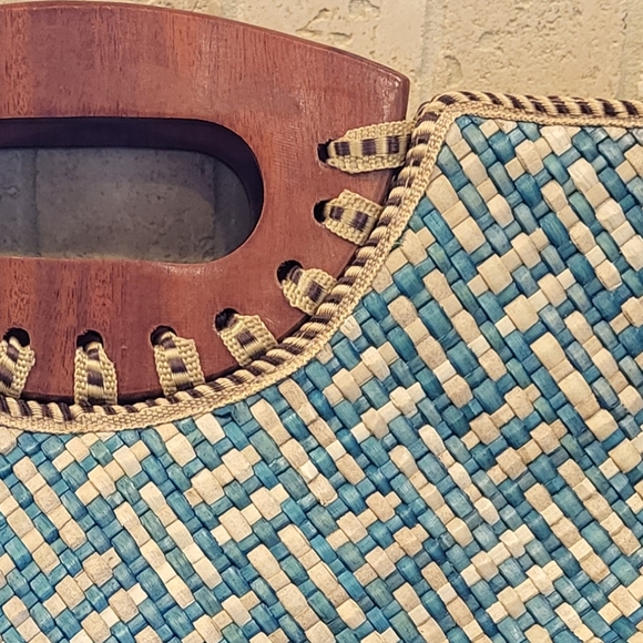 Vintage Mid Century Blue and Cream Straw Woven Handbag w/ Wooden Handles - Picture 5 of 12